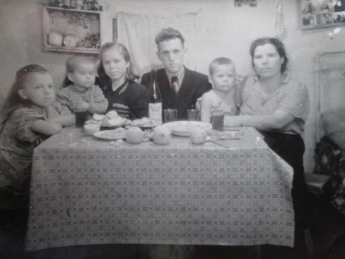 Позвали в гости соседей, 1956 г.