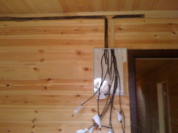 Делаем проводку в деревянном доме