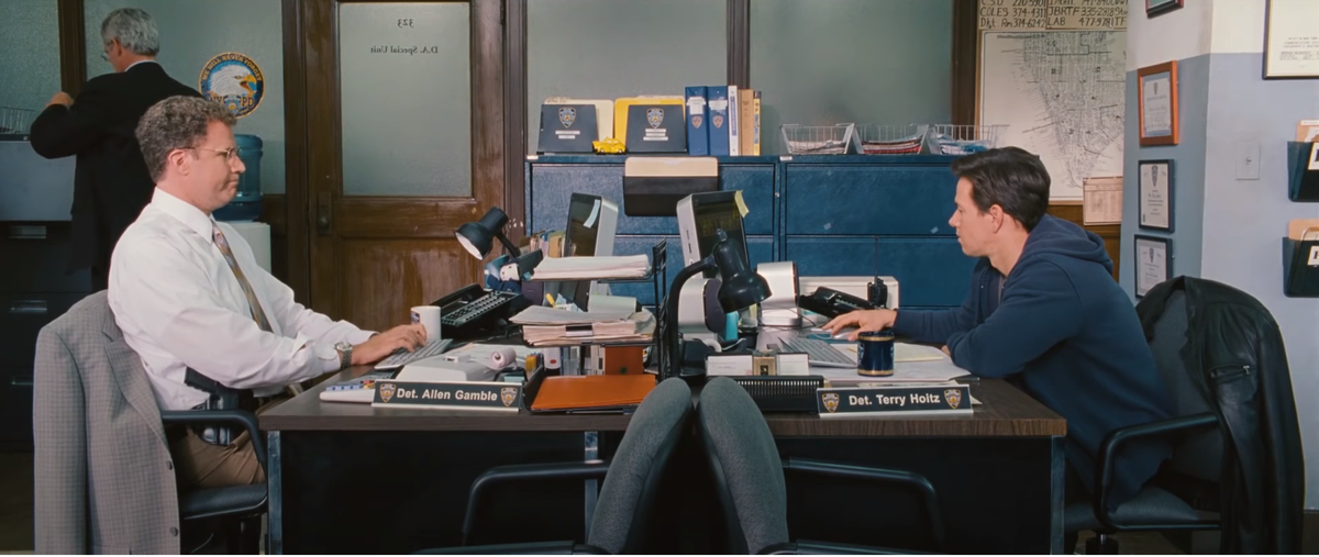 Кадр из фильм "Копы в глубоком запасе". Главные герои Терри Хойтз и Аллен Гэмбл.