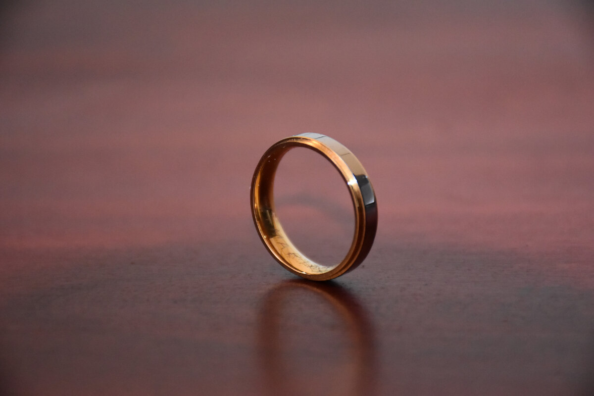 Необычные обручальные кольца. Обручальные кольца картинки. Обручальные кольца с маленьким диаметром. Кольцо из Властелина колец. Золотые кольца украли