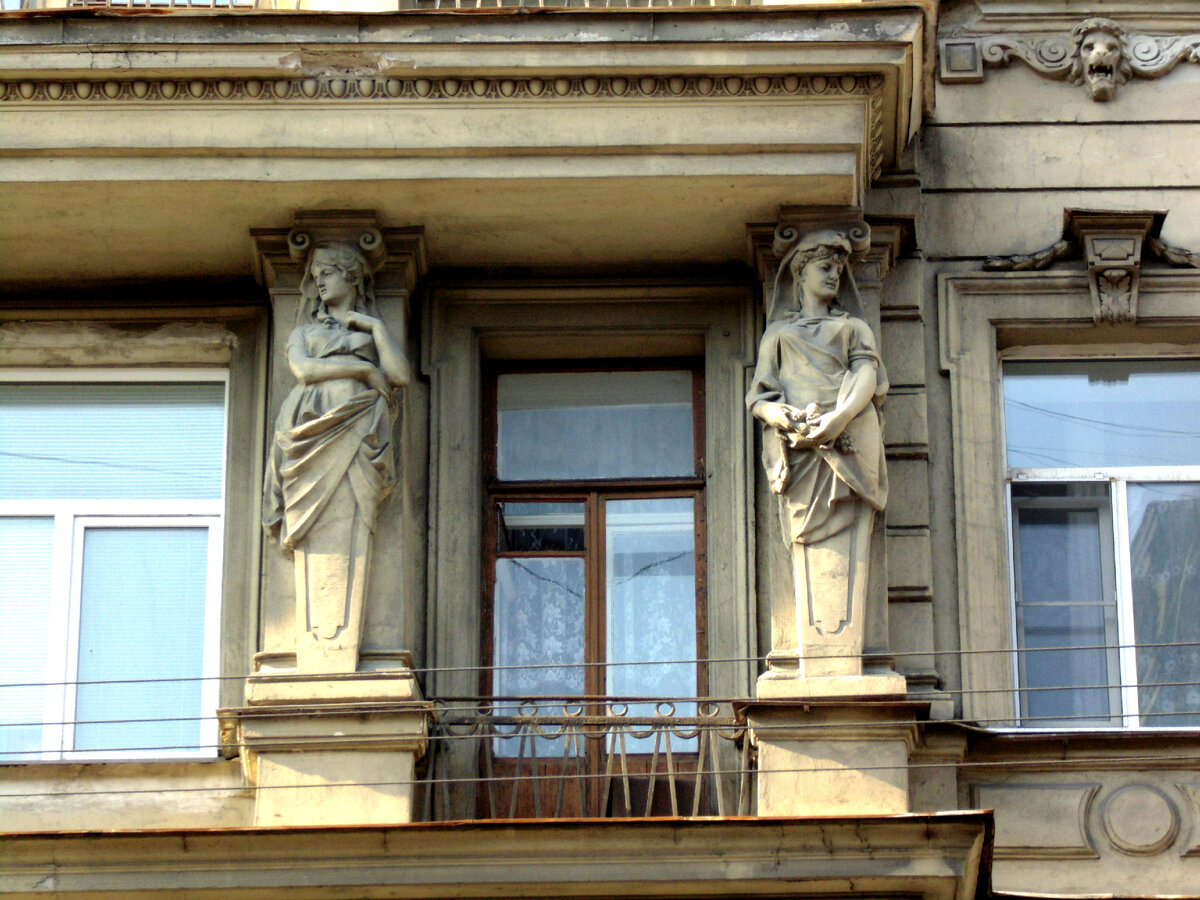 Оформление домов на Жуковского - впечатляет! Фото автора