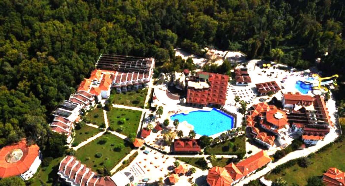 Огромная территория отеля Lykia Botanika Beach & Fun Club 4*