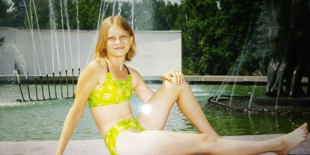 У фонтана, на главной площади лагеря, лето 2001