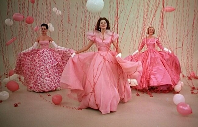 Кадр из фильма «Забавная мордашка» (1957). Дориан Ли, Сюзи Паркер и Санни Хартнет. Скриншот. Листаем - оттенки розового.