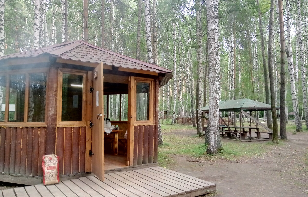Вот такая закрытая беседка у нас была. В ней даже печка есть.