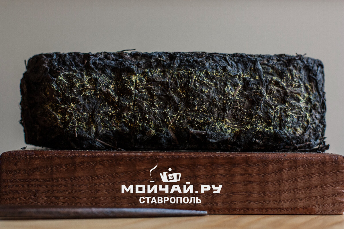 1000-граммовый брикет средней плотности, легко расслаивается на крупные темно-коричневые листики, их фрагменты и тонкие черенки. Аромат сдержанный, древесный. Настой прозрачный, красно-каштанового оттенка. Букет готового чая зрелый, древесный с нотками осенних листьев и печеных фруктов. Аромат теплый, древесный. Вкус мягкий и гладкий, сладковатый, с кислинкой сухих ягод и освежающим послевкусием.