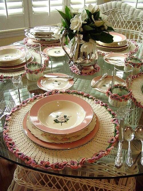 Самый типичный пример обеденного стола. Суповая тарелка ставится на подстановочное блюдо. Имеет диаметр 20-24см и объем до 500мл. Чаще всего имеет круглую форму, но сегодня можно встретить тарелки овальной, квадратной и даже треугольной формы. 