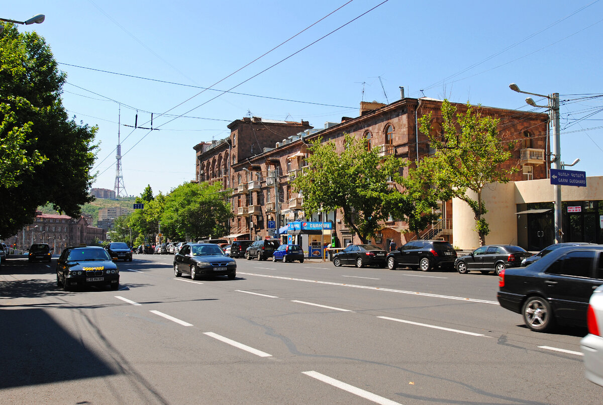 Самый центр столицы Армении - Ереван. Город можно узнать по зданиям из красного туфа и Ереванской телебашне на заднем плане.