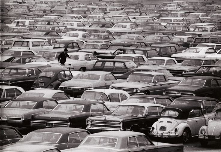 Сущность рассматриваемой в статье проблемы. Найти среди этих автомобилей НЕ хардтоп довольно сложно, особенно американского выпуска. Фото: https://www.hemmings.com/stories/2020/04/20/parking-lot-1964