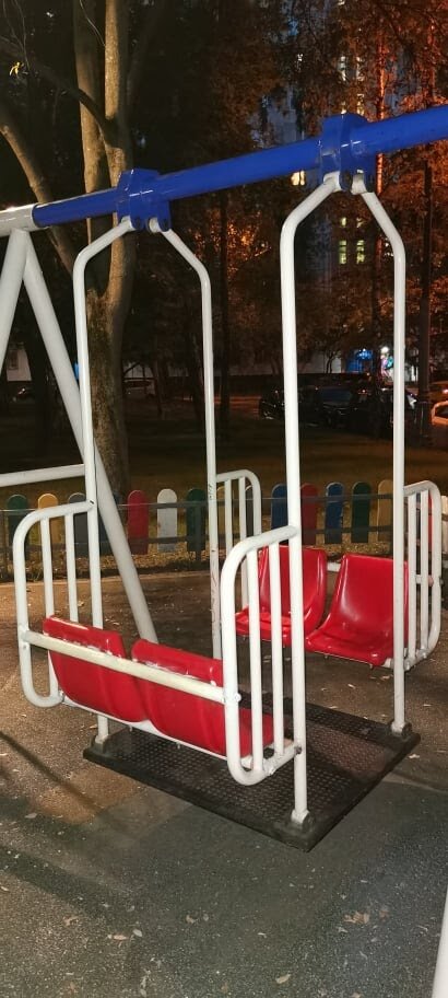 Качели в Северном Тушине, не соответствующие ГОСТу.  Предоставлено Наталией Лесковой