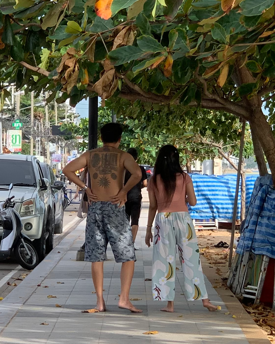 На островах очень популярны "пижамные" штаны