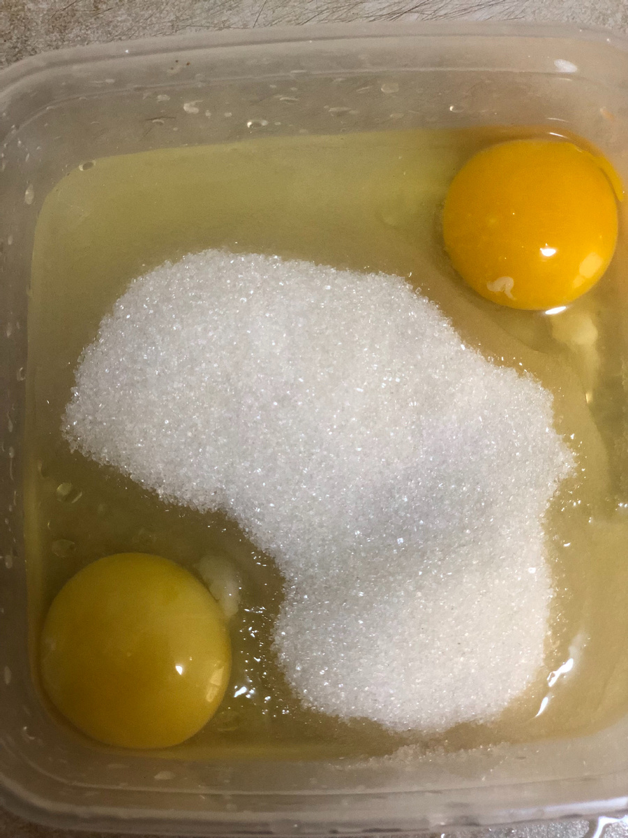 Смешиваем яйца с творогом и добавляем творог. Кстати, творог должен быть сухим так сырники получатся вкусными