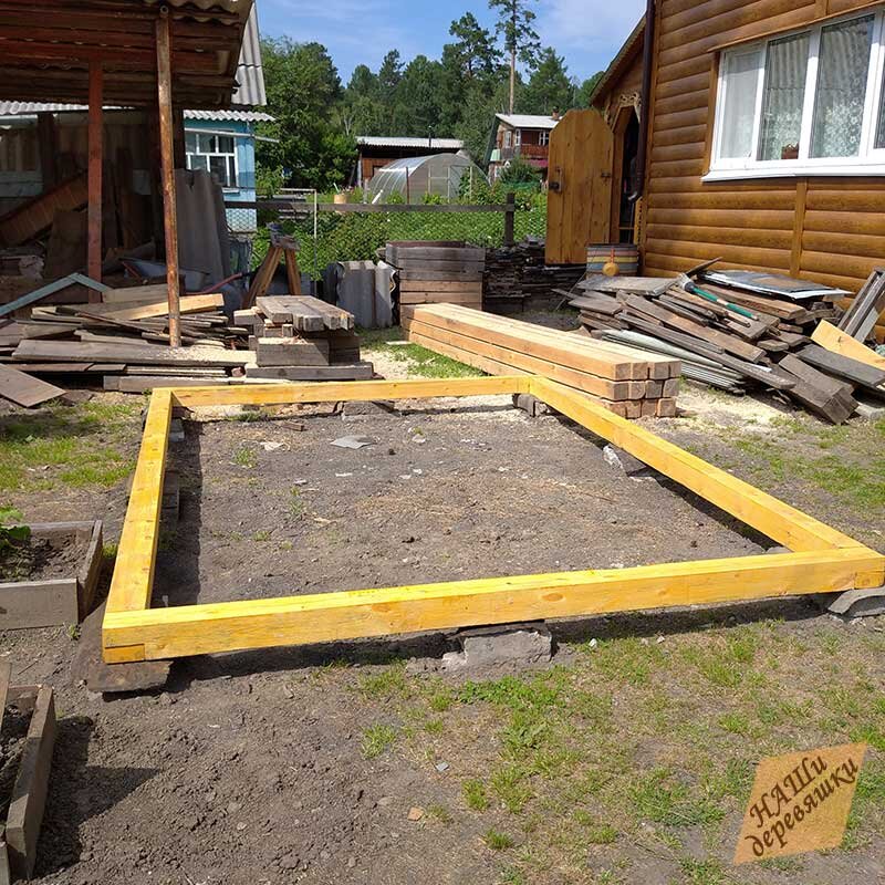 На блоки положил уже нижнюю обвязку из бруса.