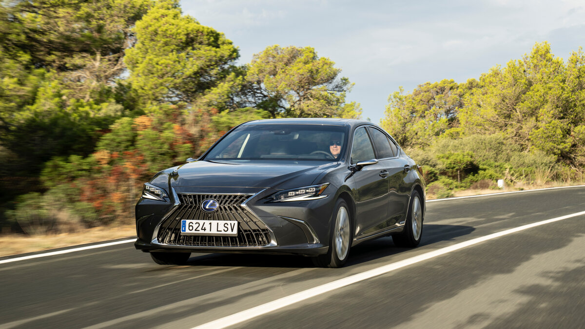 Lexus ES 300h: решетку радиатора растянули книзу по максимуму
