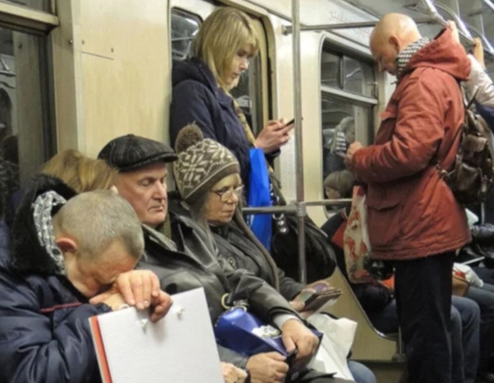 Мужчина уступает место женщине. Пенсионеры в метро. Уступить место в метро. Пенсионеры в общественном транспорте. Пожилые люди в метро.