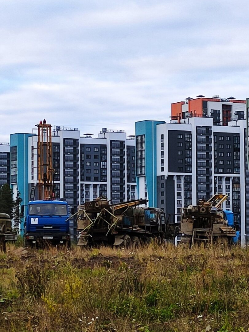 За обгоревшей техникой виднеется ЖК Шуваловский, где проживает Степан Деркач.