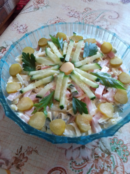 Салат из огурцов, ветчины и сыра