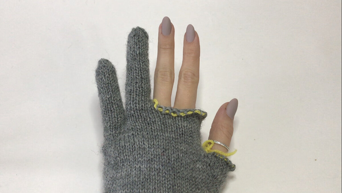 Как связать перчатки спицами?
