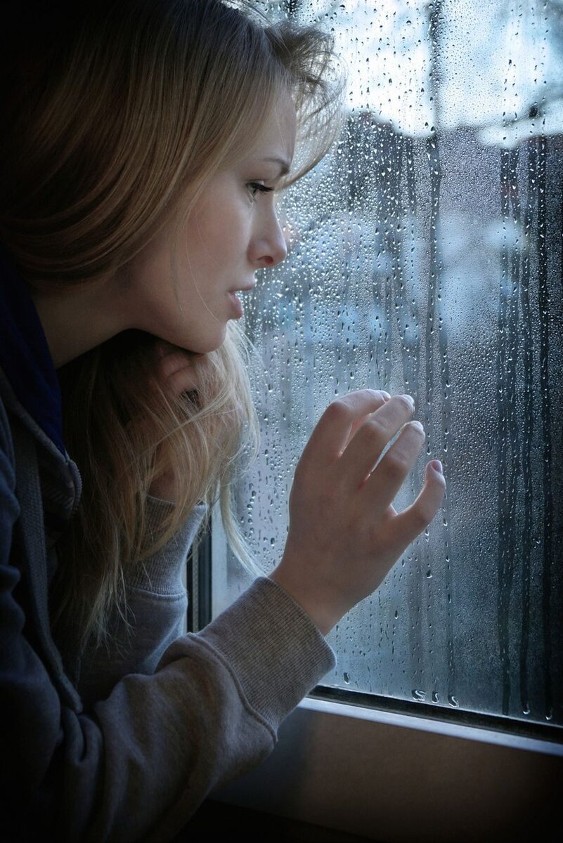 Девушка у дождливого окна