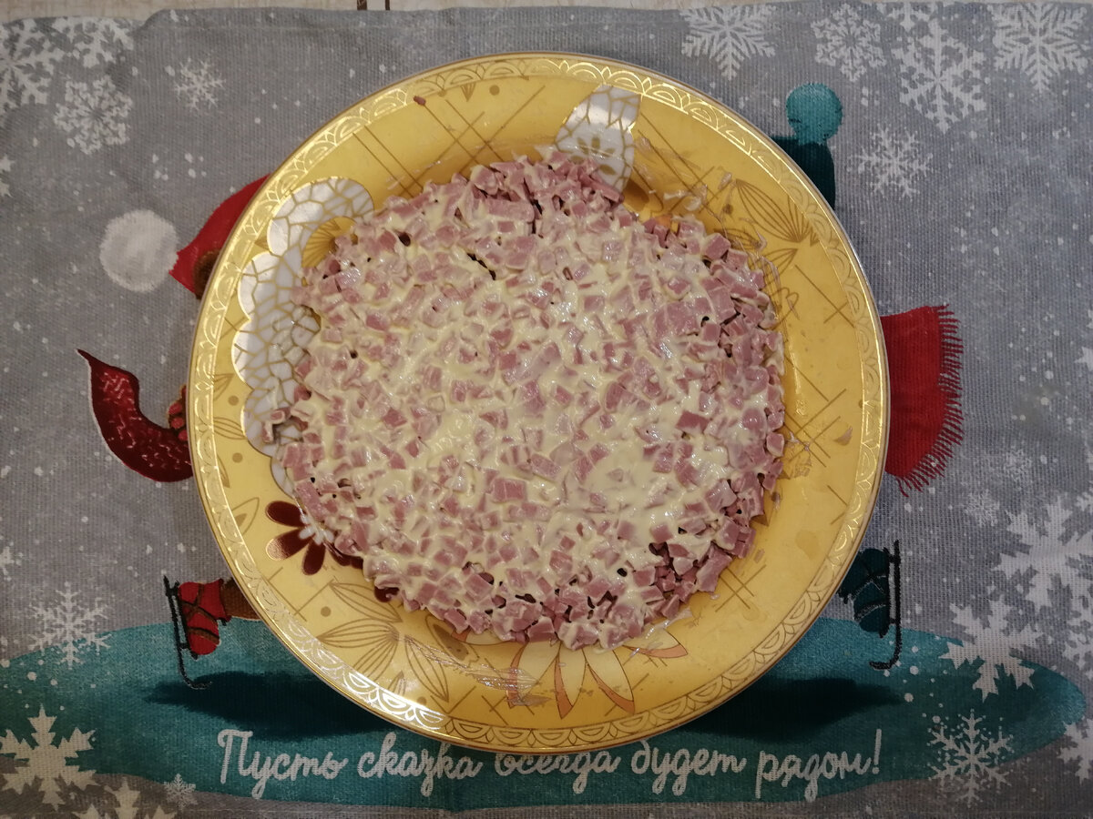 Можно брать и копчёную колбасу, но с вареной салат получается нежнее. 