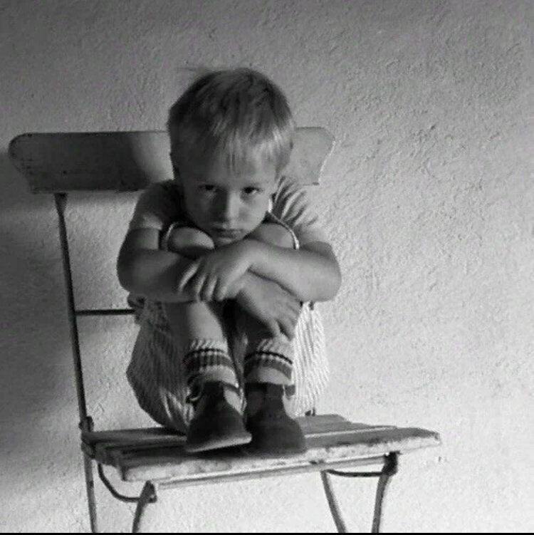 плачущий ребенок. плачущий ребенок. стих наша мама громко плачет. статусы про детей смешные. счастливый ребенок.