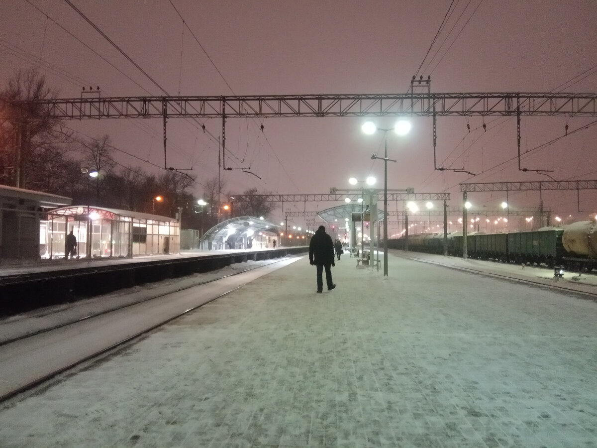 Вроде и снегу за день немало нападало, а вроде к вечеру его утоптали... Пл. Плющево.