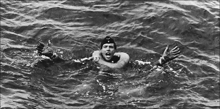 Источник:https://pikabu.ru/story/chto_delat_esli_chelovek_okazalsya_za_bortom_6610341