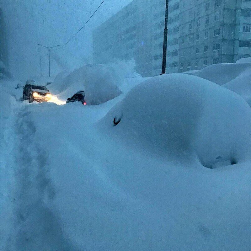 Замело снегом замело в ночь. Сугробы в Норильске 2020. Снег в Норильске 2021. Сугробы в Норильске 2021. Норильск завалило снегом 2020.