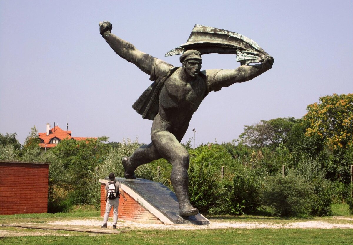 Памятник республика. Будапешт МЕМЕНТО. Парк МЕМЕНТО. Memento Park Budapest. Доспремичательностиь Будапешт Венгрия парк МЕМЕНТО.