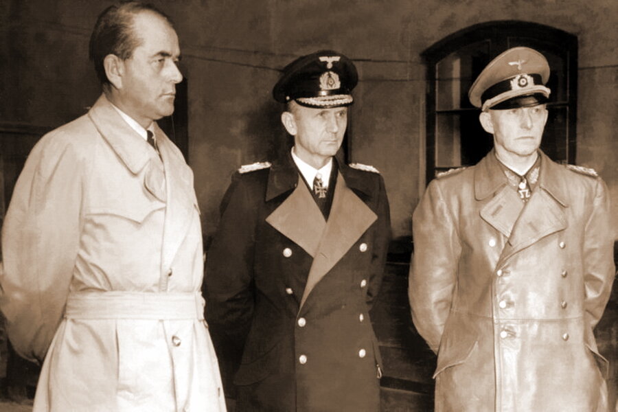 Члены «Фленгсбургского правительства» Альберт Шпеер, Карл Дёниц и Альфред Йодль сразу после их ареста англичанами, 23 мая 1945 года