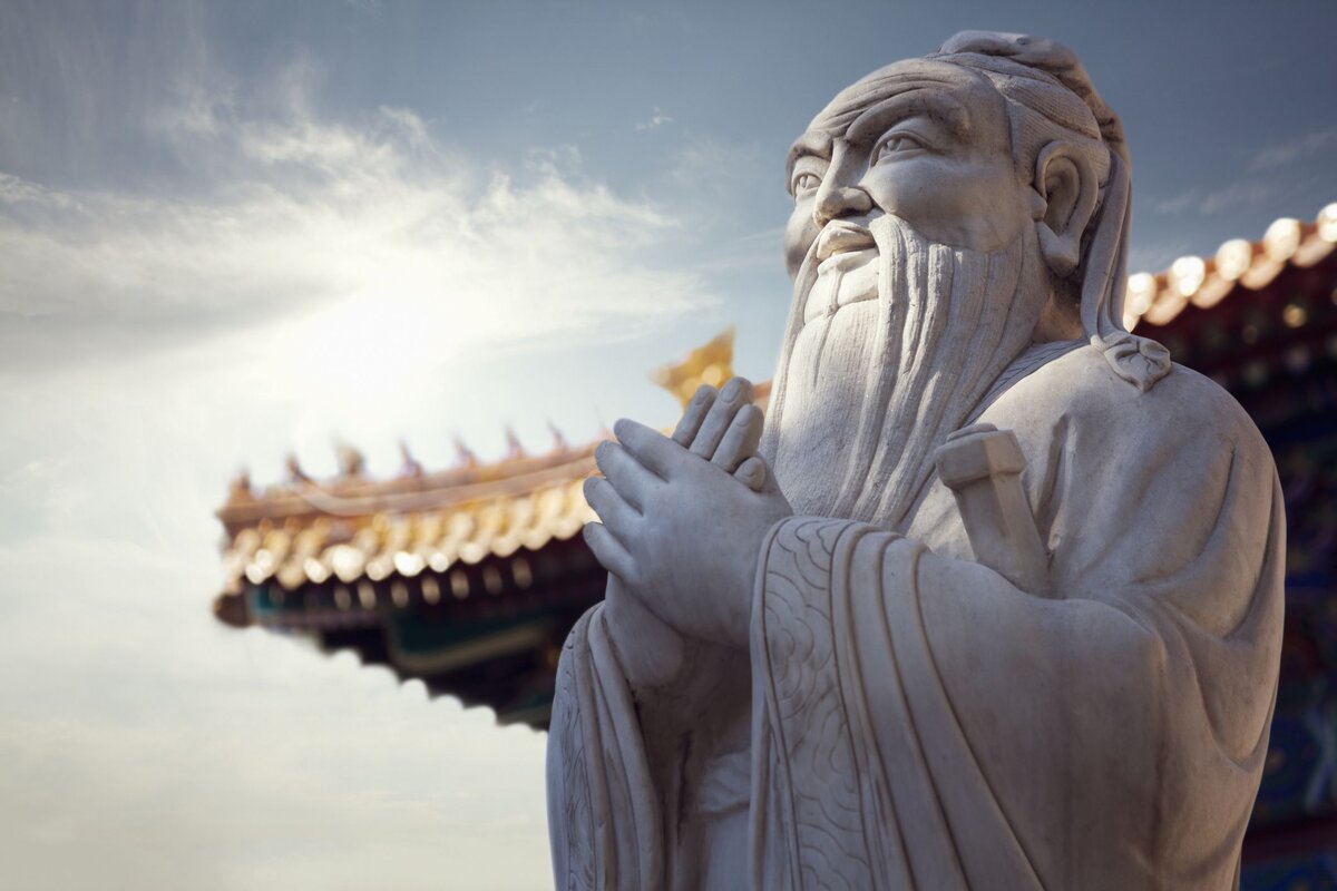 Конфуцианство культура. Буддизм даосизм конфуцианство. Конфуций древнекитайский философ. Древний Китай Конфуций. Конфуций статуя.