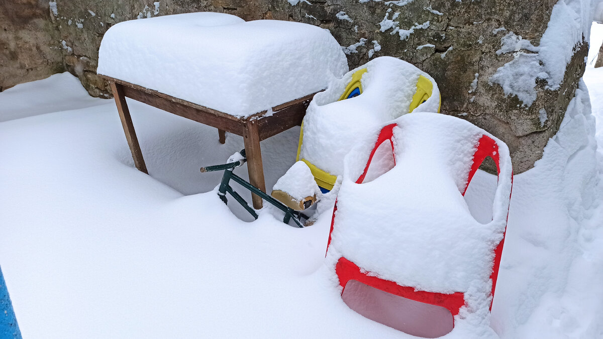 Детский беговел практически замело
