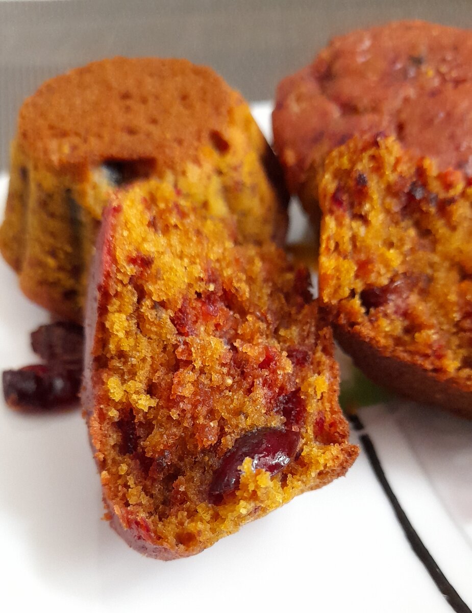 Кексы без яиц с ягодами клюквы и овощным пюре 