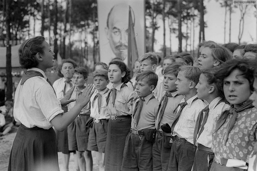 Пионеры советских времен. Пионер Пионерский лагерь СССР. Пионерский лагерь 40 лет ВЛКСМ. Пионерлагерь Пионерский лагерь СССР. Детский лагерь Артек СССР.