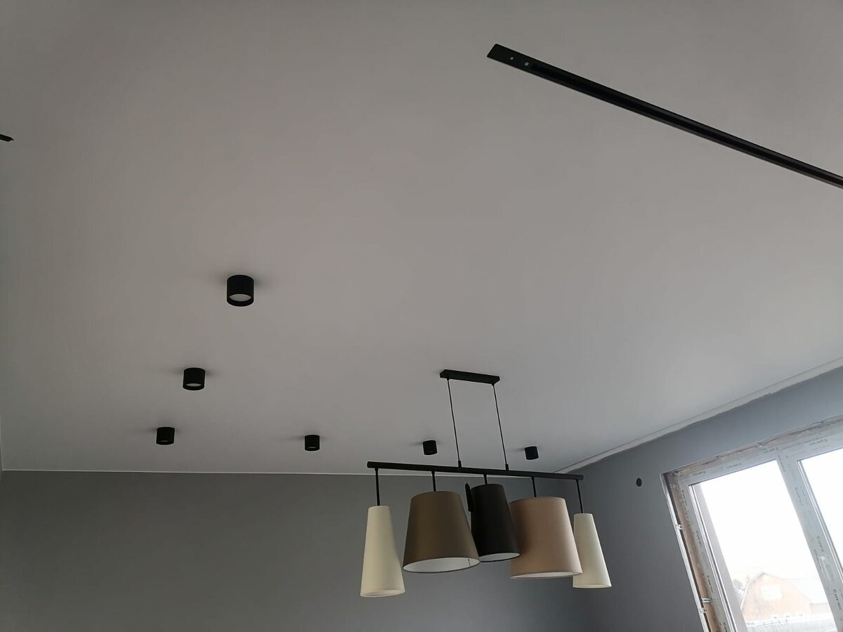 ПВХ-пленка матовой фактуры, в классическом, белом цвете плюс правильно подобранное освещение — комната смотрится элегантно и стильно.