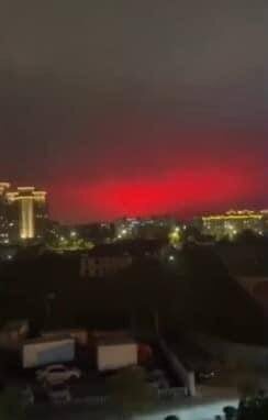 В китайском городском округе Чжоушань, кажется, начался апокалипсис. 

Небо окрасилось в кроваво-красный цвет, и пока никто не может назвать причину этого явления. 
