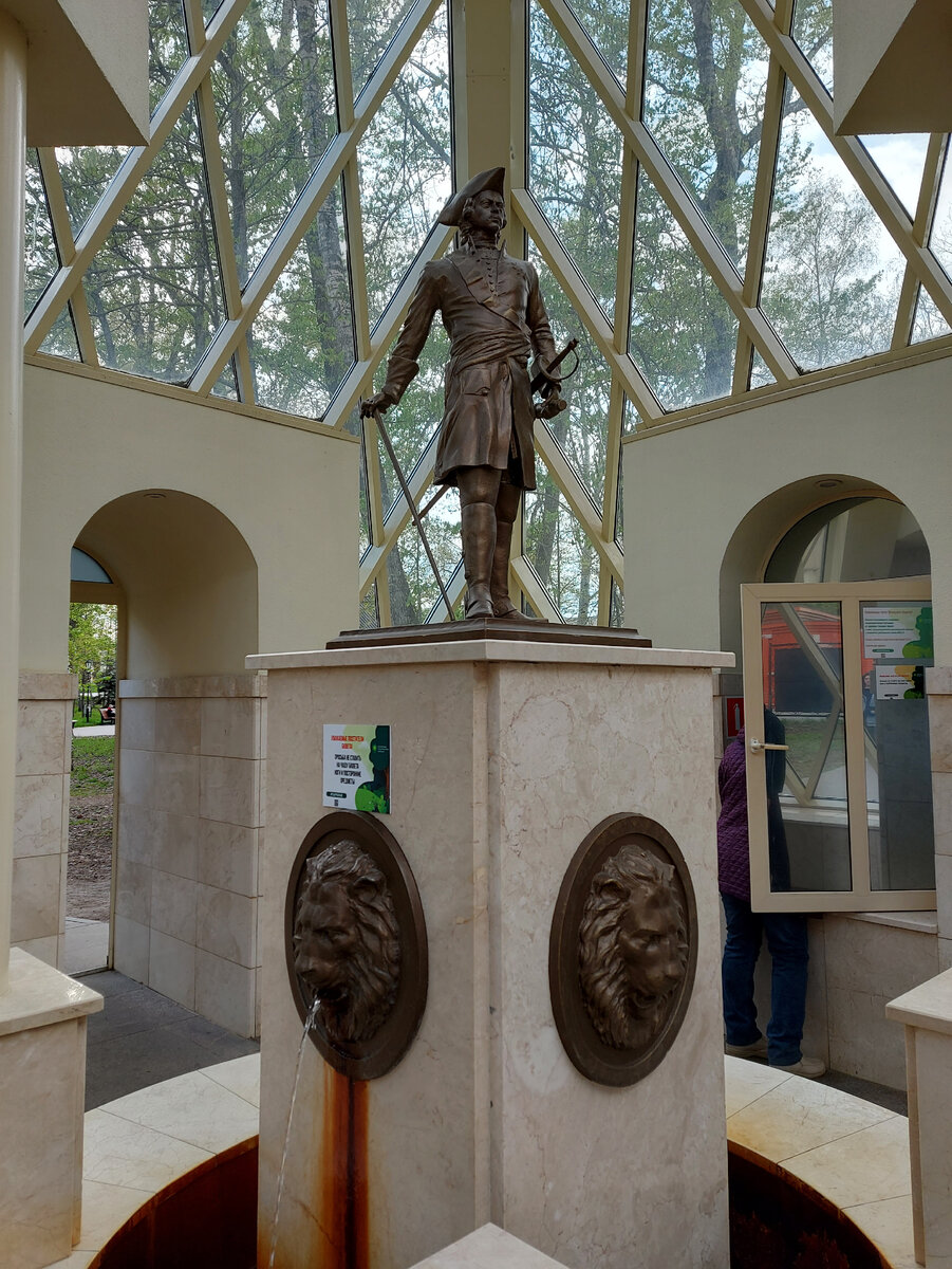 Скульптура Петра Первого внутри бювета