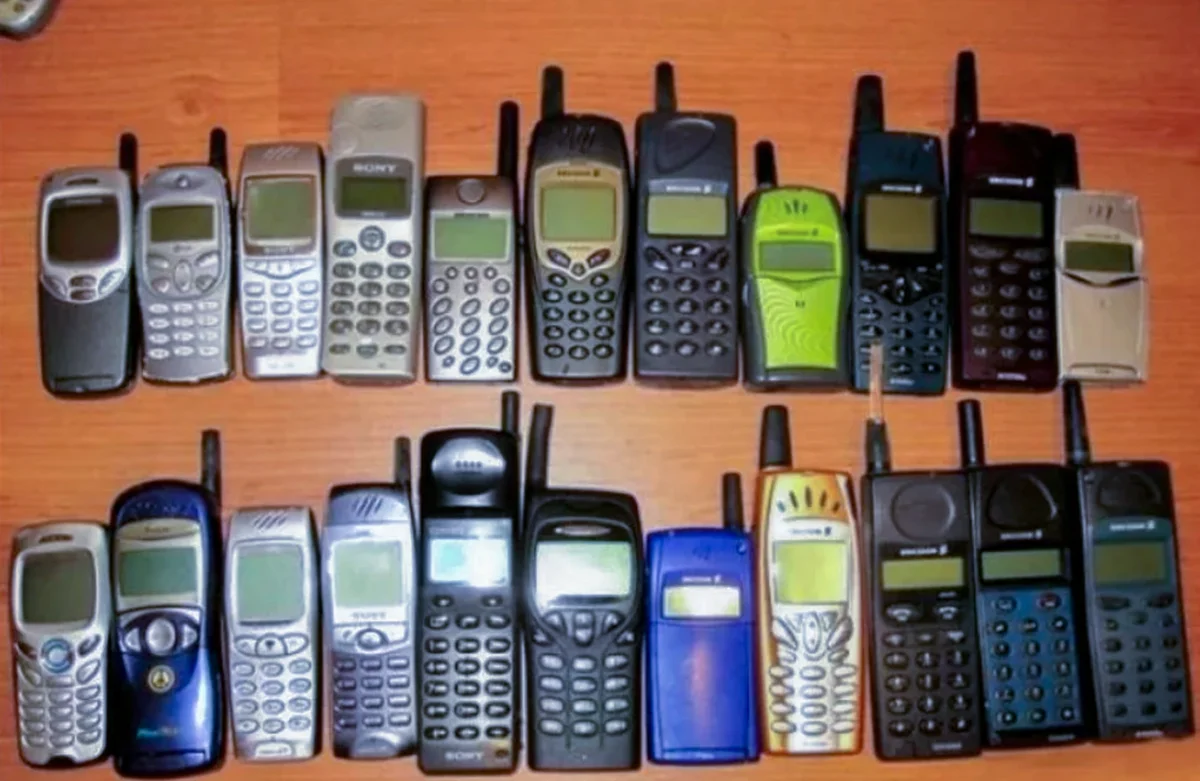 Мобильные телефоны 90