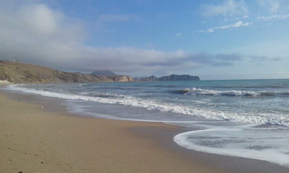 Вид на мыс Хамелеон из Коктебеля