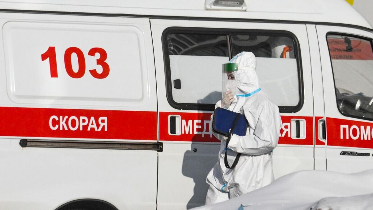   Медицинский работник на территории карантинного центра в Коммунарке© РИА Новости / Илья Питалев