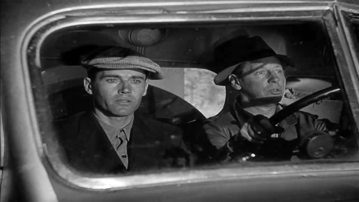 Том Джоуди (слева) возвращается домой.