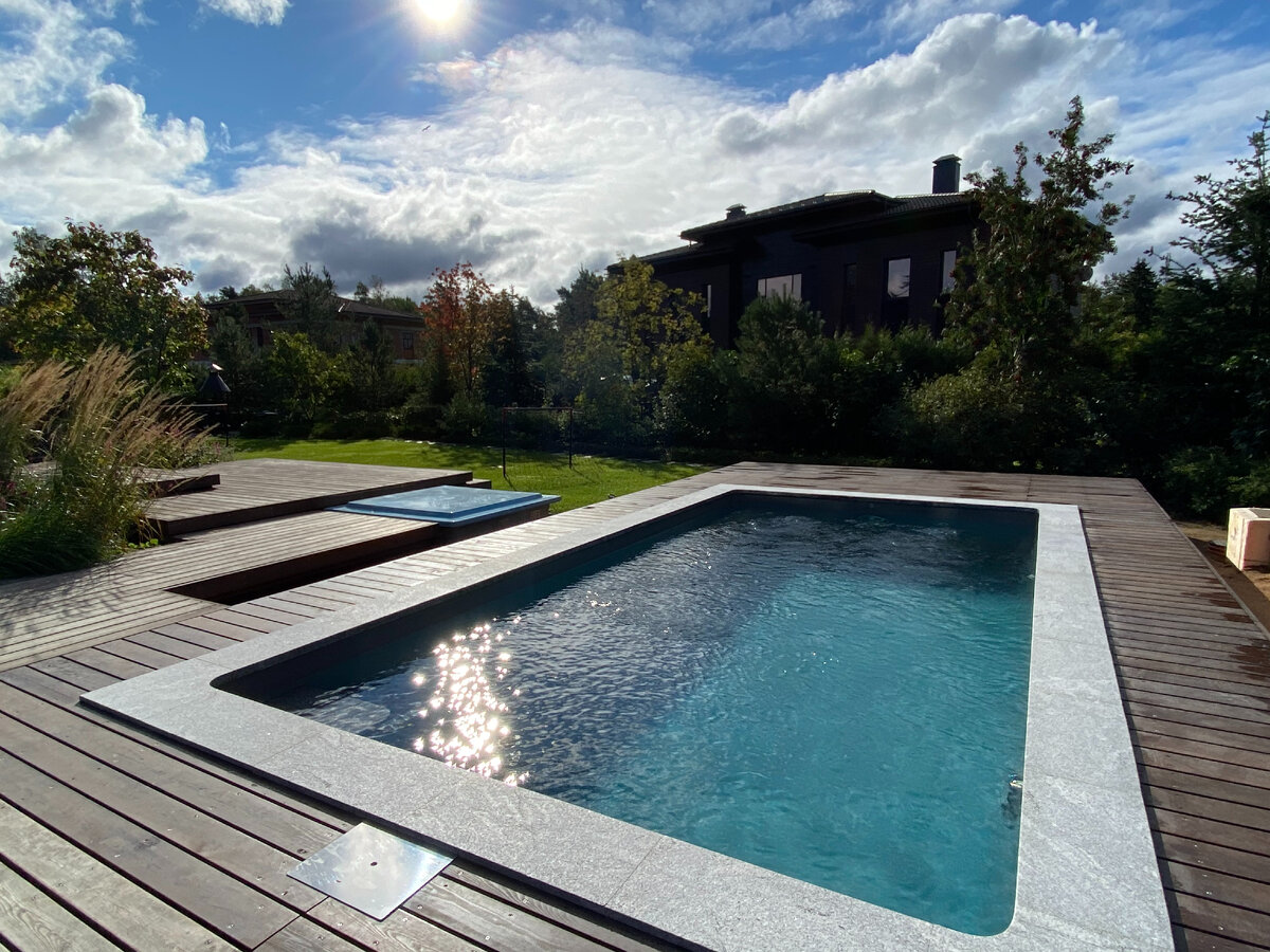 Бассейн на загородном участке