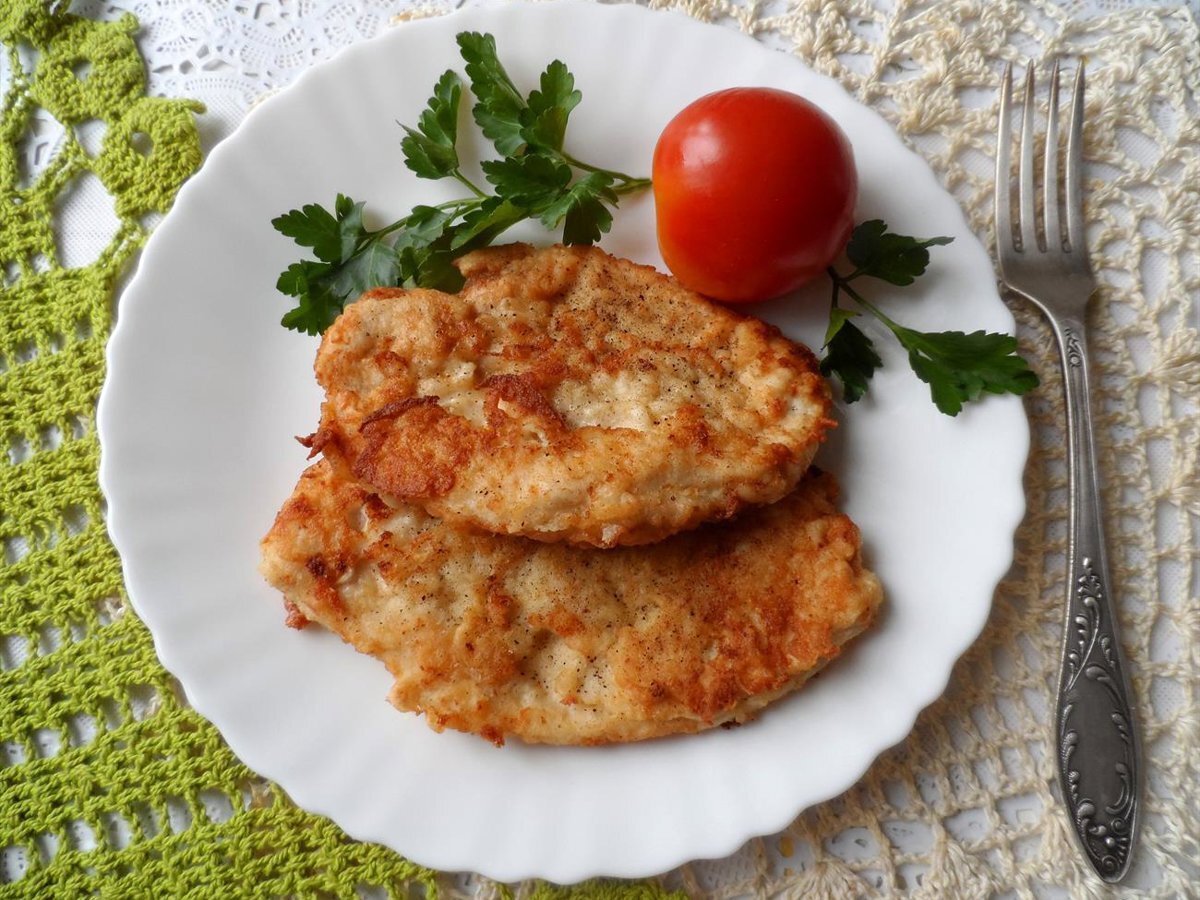 Отбивные из куриной грудки в духовке рецепт. Отбивная из куриного филе. Отбивные из куриного филе. Медальоны из куриного филе. Куриная отбивная вид сверху.