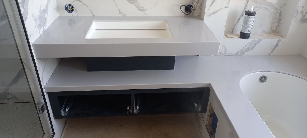 Столешница из акрилового камня Staron Solid Fog SF020 и щелевая раковина из акрилового камня Grandex P-104 Pure White