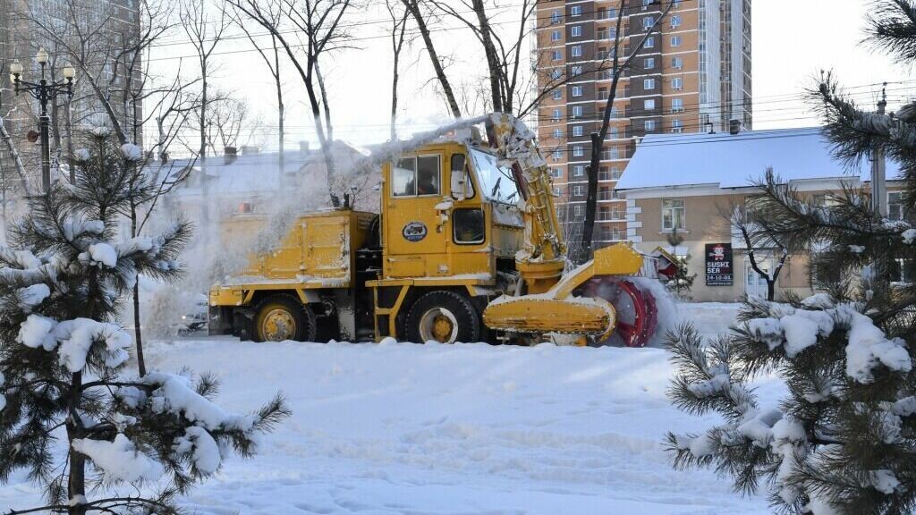     Коммунальщики краевого центра работают в круглосуточном режиме.