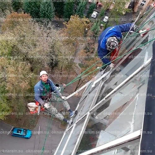 УСТРАНЕНИЕ ПРОТЕЧЕК ОСТЕКЛЕНИЯ Многие строительные компании используют дешевую рабочую силу, а как гласит известная поговорка «как платят — так и работаем». Вечная спешка, несвоевременные поставки комплектующих и расходных материалов, быстрая сдача объектов приводит к недобросовестной сборке светопрозрачных конструкций (остекление фасада, светопрозрачных крыш и стен, зимних садов, атриумов, зенитных фонарей и прочих конструкций).Много факторов влияет на появление капелек влаги, а то и целых ручейков. Где-то не проклеили бутиловую ленту, где-то не проложили эластомерную (прорезиненную) мембрану, недостает прижимных планок, уплотнителей, слоя герметика в стыках и примыканиях. А вода, как известно, дырочку найдет!Более 20-ти лет мы занимаемся устранением протечек светопрозрачных конструкций фасадного остекления (в том числе стеклянной кровли, зенитных фонарей, зимних садов, атриумов) с применением технологий промышленного альпинизма и специализированной техники (автовышки с подъемной платформой). Даем гарантию на срок от 2-х до 5-ти лет в зависимости от вида услуг.Располагаем всеми необходимыми допусками и разрешениями для проведения работ на высоте.