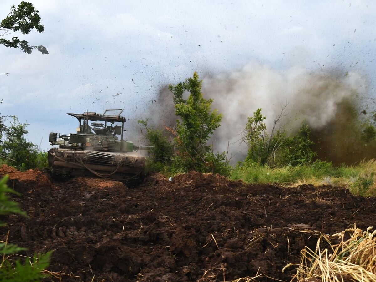    Танк Т-80 военнослужащих ВС РФ 200 мотострелковой бригады Южной группы войск на огневой позиции© РИА Новости
