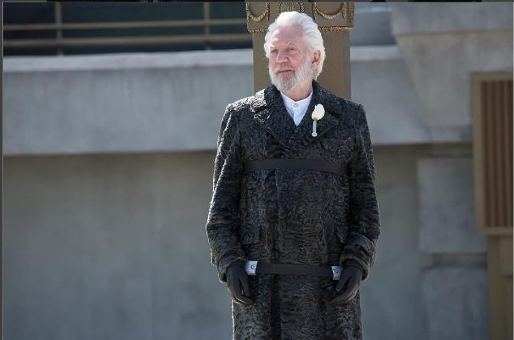 President snow. Сойка пересмешница президент Сноу. Президент Кориолан Сноу. Дональд Сазерленд Голодные игры. Кориолан Сноу Голодные игры.