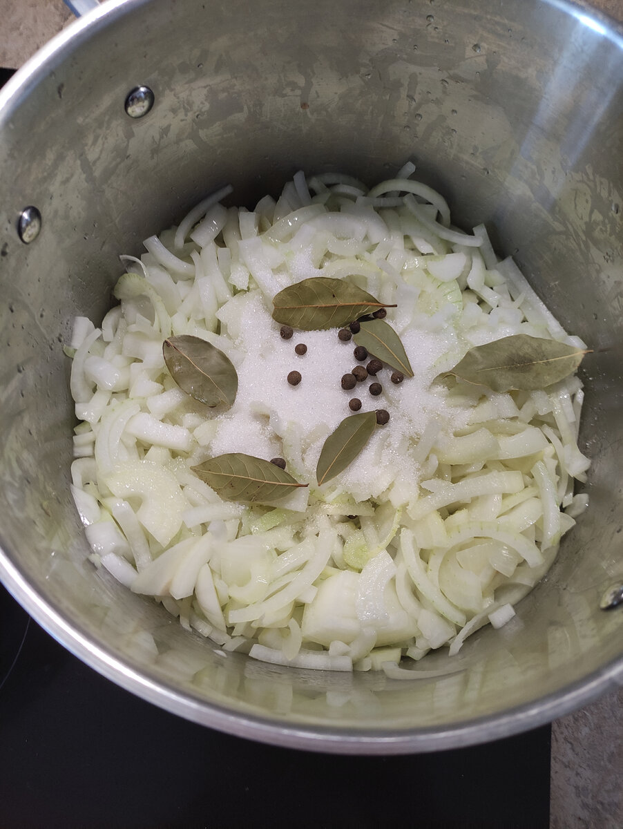 Томим лук до размягчения и прозрачности.