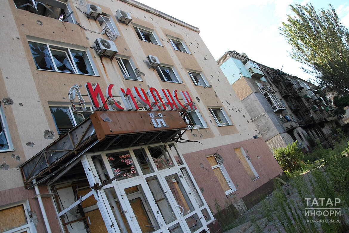 Спустя полгода корреспонденты «Татар-информа» вновь вернулись в Лисичанск, чтобы своими глазами увидеть, какая работа идет там, куда потихоньку возвращается жизнь. Фото: © Михаил Захаров / «Татар-информ»